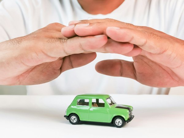 Assurance auto hommes femmes : différences et réalités révélées